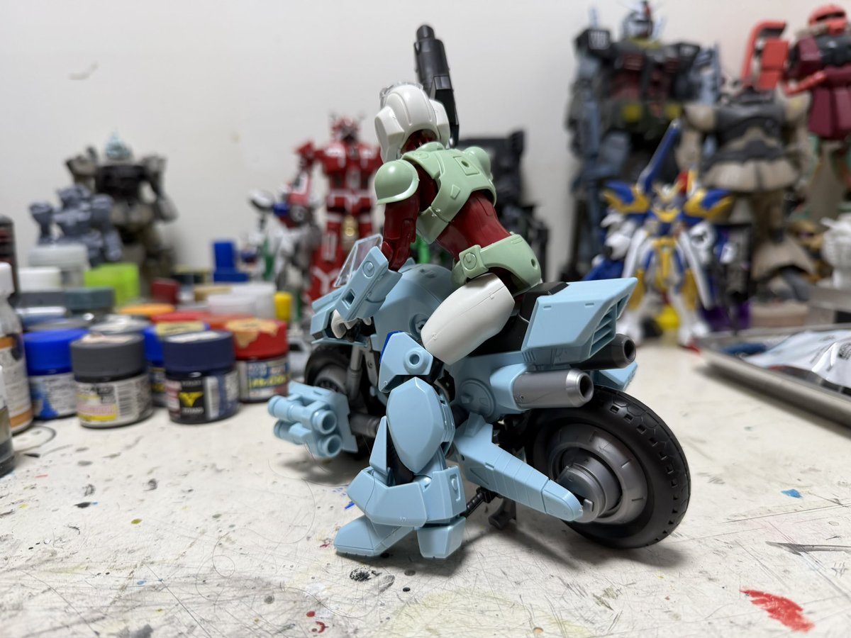 CozzyKnight8385's tweet photo. モスピーダ仮組完了😃
きちんとバイクに乗れる😆
当時のプラモデルは��理だったからなぁ😅
乗れるとなれば、やりたいのはアイキャッチの「アノ」ポーズですよ！😆 https://t.co/yD2CaFJBap