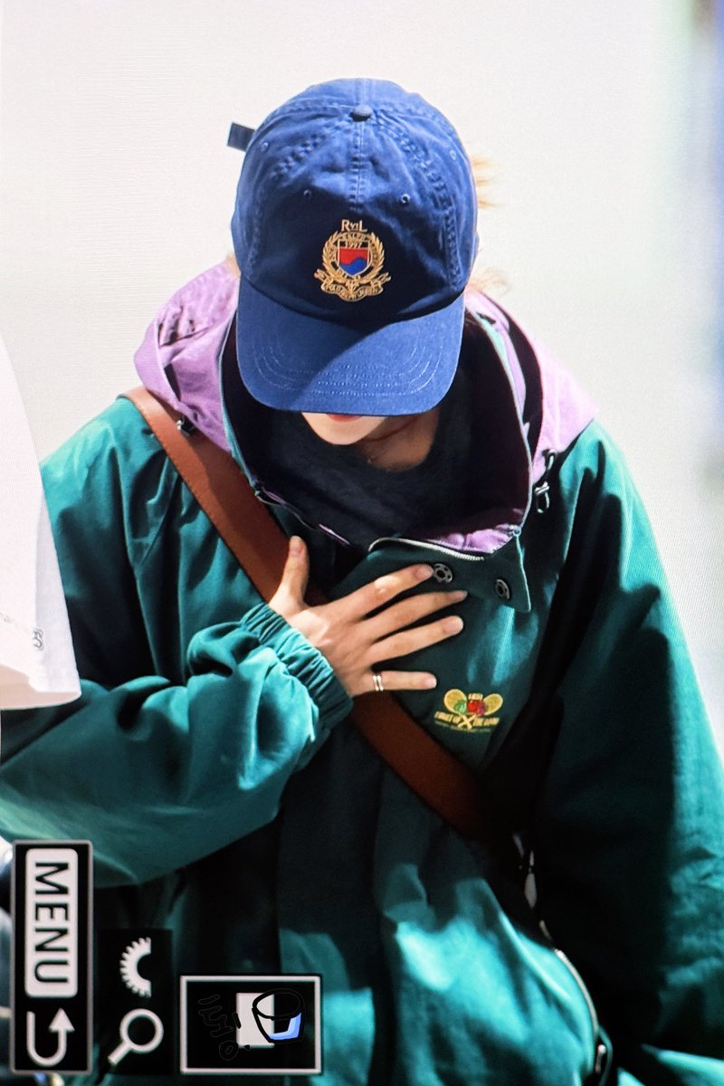 EveryMoment1222's tweet photo. 261005  ICN 입국

수고~

#마마무 #문별 #MAMAMOO #MOONBYUL https://t.co/zk0B4SU6YF