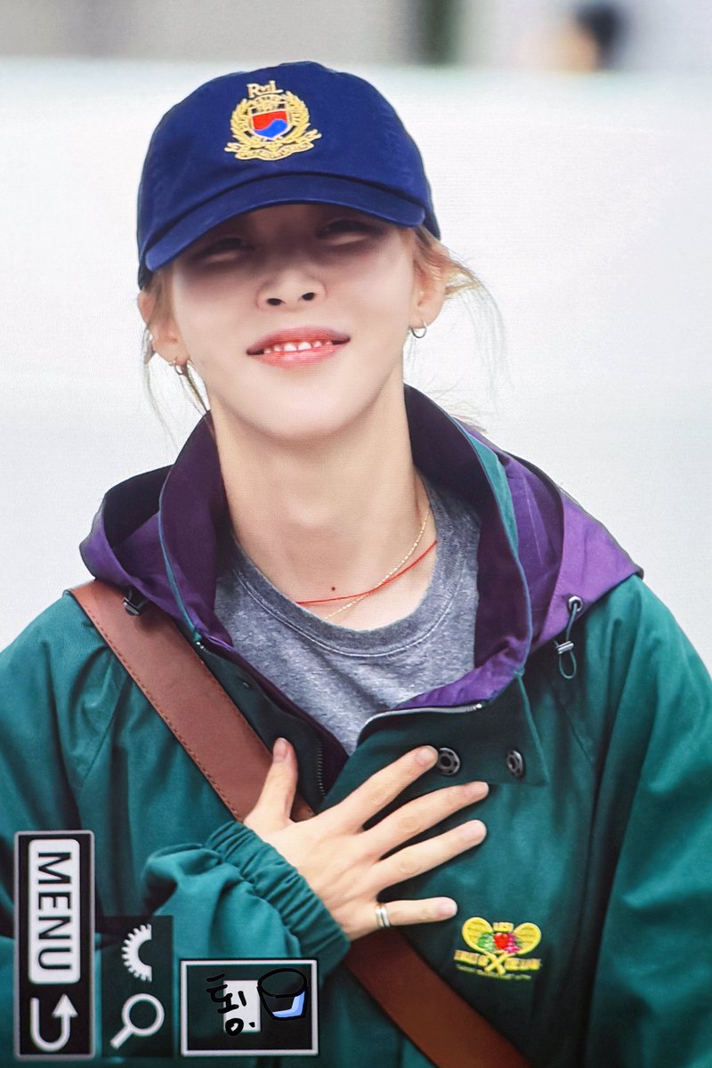 EveryMoment1222's tweet photo. 261005  ICN 입국

수고~

#마마무 #문별 #MAMAMOO #MOONBYUL https://t.co/zk0B4SU6YF