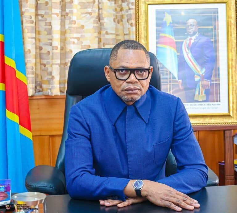 OlivierDomyBey1's tweet photo. Après la Recherche scientifique, l’Agriculture et aujourd’hui les Postes et Télécommunications, le constat fait par les Congolais est clair : partout où José MPANDA passe, les problèmes et les controverses s’accumulent.
À la #RASCOM, des agents ont dénoncé leur remplacement par des personnes présentées comme proches de son parti politique, avec des mémorandums et des manifestations à la clé. Pendant que le Président de la République fait de la lutte contre le chômage une priorité, le ministre contribue, selon ces dénonciations, à mettre des parents au chômage.
Et aujourd’hui, plutôt que de travailler et de présenter un bilan dans le secteur des télécommunications, José MPANDA semble avoir choisi la bataille médiatique. Des journalistes sont contactés pour vilipender l’ARPTC et Delphin KASONGO, présenté comme l’un de ses proches relais politiques et numériques, serait au cœur de cette offensive, jusqu’à solliciter certains communicateurs de l’opposition.
Voilà le véritable problème : un ministre qui devrait travailler pour le secteur se retrouve au cœur d’une campagne de presse contre les institutions qui y travaillent.
À ce rythme, les Congolais sont en droit de se demander si le ministère est devenu un espace de travail ou un terrain de désordre politique. José MPANDA doit donc répondre à une question simple : qu’a-t-il réellement fait pour les Postes et Télécommunications ? Car un secteur aussi stratégique a besoin d’un ministre qui travaille, qui maîtrise les dossiers et qui produit des résultats, pas d’un ministre qui donne constamment l’image d’un responsable engagé dans les querelles, les placements et les campagnes médiatiques.
@FelixUdps @Presidence_RDC @PrimatureRDC @OfficielArptc