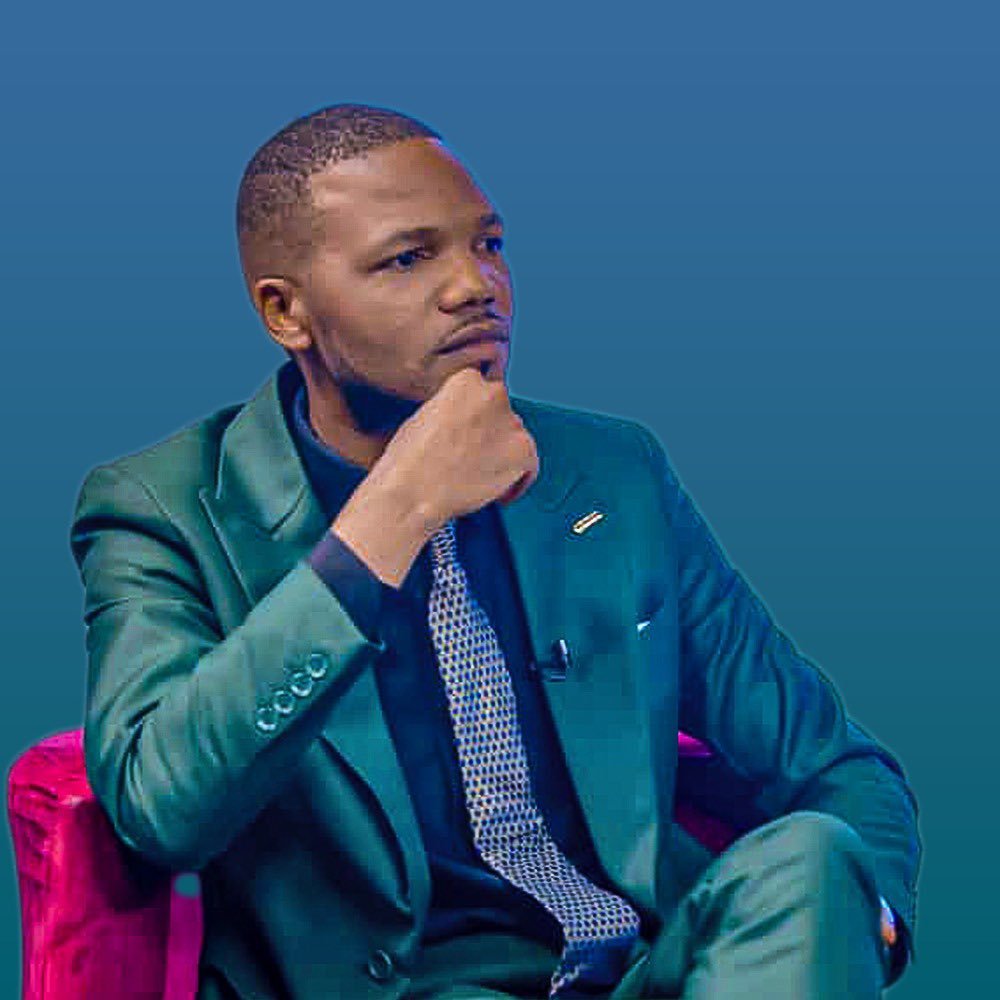 OlivierDomyBey1's tweet photo. Après la Recherche scientifique, l’Agriculture et aujourd’hui les Postes et Télécommunications, le constat fait par les Congolais est clair : partout où José MPANDA passe, les problèmes et les controverses s’accumulent.
À la #RASCOM, des agents ont dénoncé leur remplacement par des personnes présentées comme proches de son parti politique, avec des mémorandums et des manifestations à la clé. Pendant que le Président de la République fait de la lutte contre le chômage une priorité, le ministre contribue, selon ces dénonciations, à mettre des parents au chômage.
Et aujourd’hui, plutôt que de travailler et de présenter un bilan dans le secteur des télécommunications, José MPANDA semble avoir choisi la bataille médiatique. Des journalistes sont contactés pour vilipender l’ARPTC et Delphin KASONGO, présenté comme l’un de ses proches relais politiques et numériques, serait au cœur de cette offensive, jusqu’à solliciter certains communicateurs de l’opposition.
Voilà le véritable problème : un ministre qui devrait travailler pour le secteur se retrouve au cœur d’une campagne de presse contre les institutions qui y travaillent.
À ce rythme, les Congolais sont en droit de se demander si le ministère est devenu un espace de travail ou un terrain de désordre politique. José MPANDA doit donc répondre à une question simple : qu’a-t-il réellement fait pour les Postes et Télécommunications ? Car un secteur aussi stratégique a besoin d’un ministre qui travaille, qui maîtrise les dossiers et qui produit des résultats, pas d’un ministre qui donne constamment l’image d’un responsable engagé dans les querelles, les placements et les campagnes médiatiques.
@FelixUdps @Presidence_RDC @PrimatureRDC @OfficielArptc