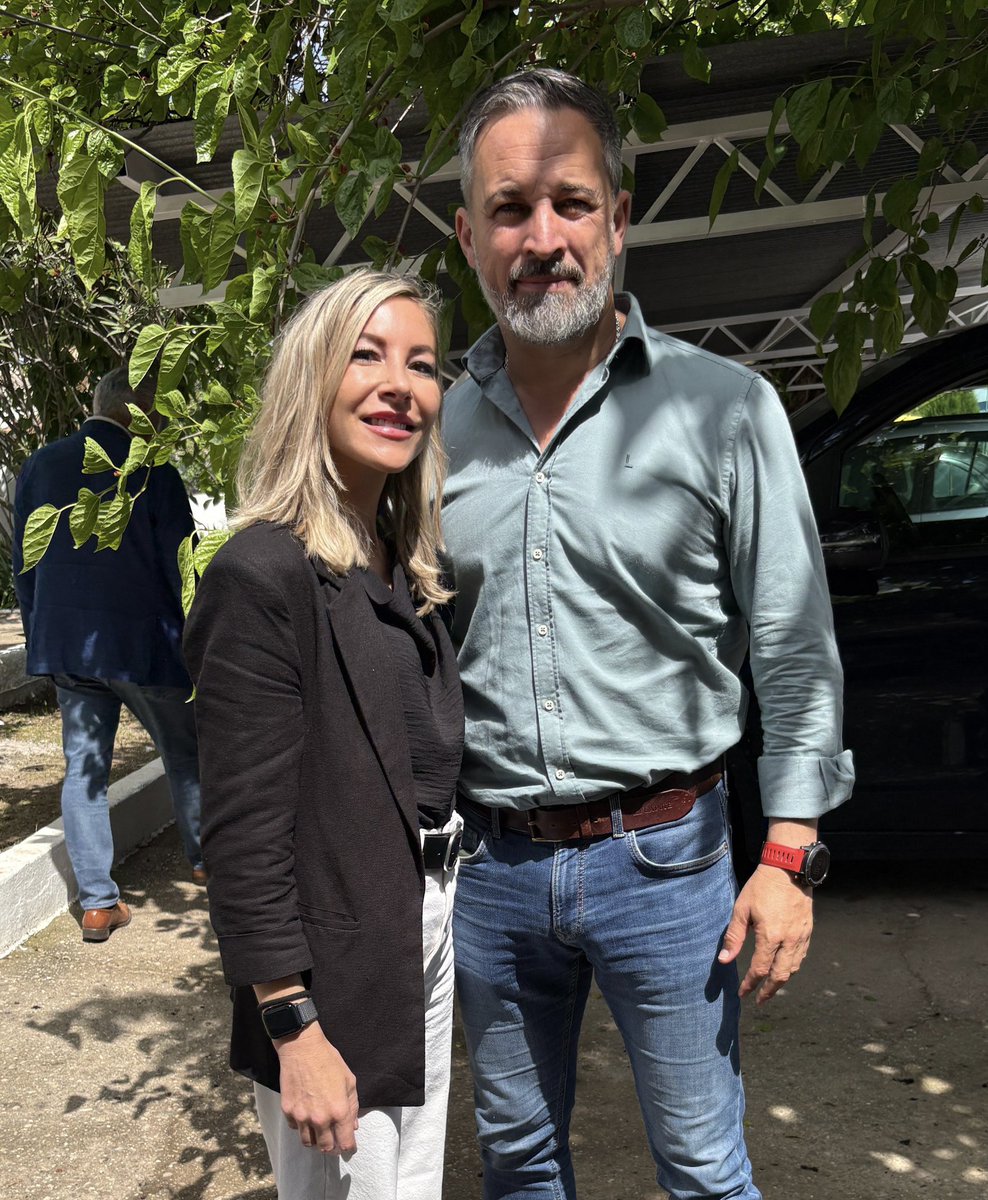 Bea_Berenguer_'s tweet photo. O votamos a VOX en masa, o no va a quedar de España ni la bandera.

#YoConAbascal https://t.co/ALngaDst67