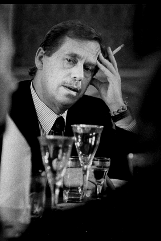Gee2eR's tweet photo. VH❤︎✌︎ 🇨🇿 5.X.'36 
| D | E | V | A | D | E | S | Á | T |
#havel