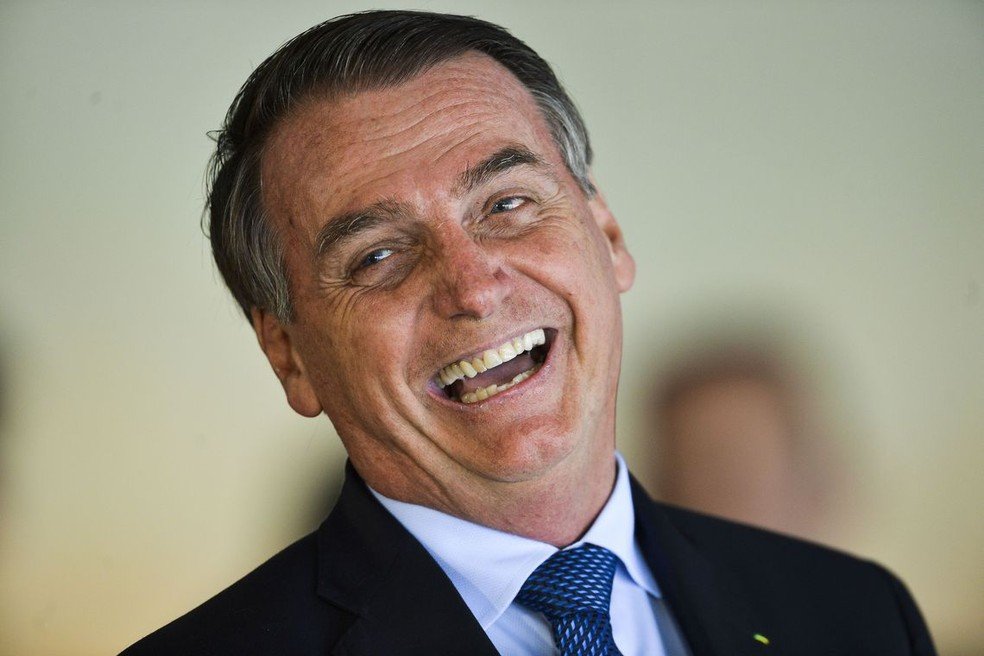 RTdoBrasil's tweet photo. O Sistema silenciou Jair Bolsonaro, bloqueou suas redes sociais, trancou ele dentro de casa, sem poder falar, proibido de dar entrevista, proibido até de aparecer nos santinhos e mesmo assim, Jair elegeu a esposa Senadora, elegeu a ex-mulher, o irmão e um filho Deputados Federais, um filho pro Senado e outro será Presidente da República!

O Bolsonarismo é a maior força política deste país, respeitem Jair!