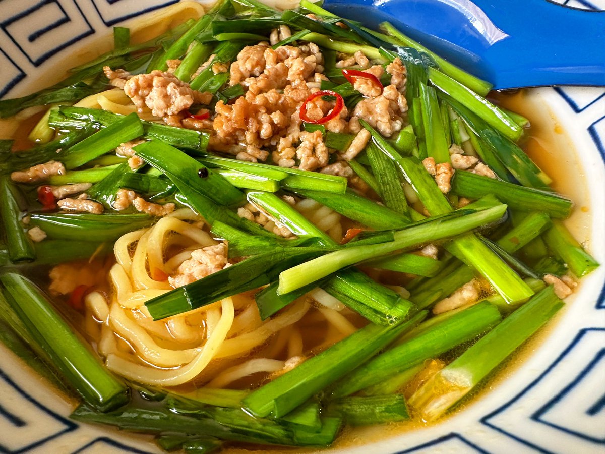 syunkon0507's tweet photo. 台湾ラーメン、ちょっとびっくりするぐらい美味しくできたから作ってみて欲しい！！この味が家で作れるのは嬉しい！！

にんにく、赤唐辛子や豆板醤(どっちかでも)と豚ひき肉を炒めて味付けし麺にドサッと乗せ、鶏ガラと醬油のスープを注ぐだけ。家で作ると油少なめ&amp;好みの辛味にできるのが良いです🌶️ https://t.co/3SXd0N0uqv