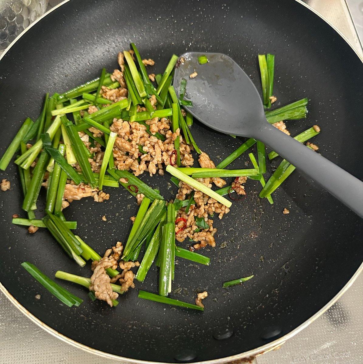 syunkon0507's tweet photo. ①ゴマ油小1でにんにく微塵切り1片、鷹の爪少々、豚ひき肉70gを炒める。豆板醤小1/2を加えさらに炒め、みりん、醤油、オイスターソース各小1/2を絡めニラ1/4束を加え軽く炒める

②中華麺1玉をゆで器に盛り①を乗せる

③ ①のフライパン(洗わず)に顆粒鶏ガラ、醤油各大1/2、水300mlを沸かして②に注ぐ https://t.co/WepLBooexj