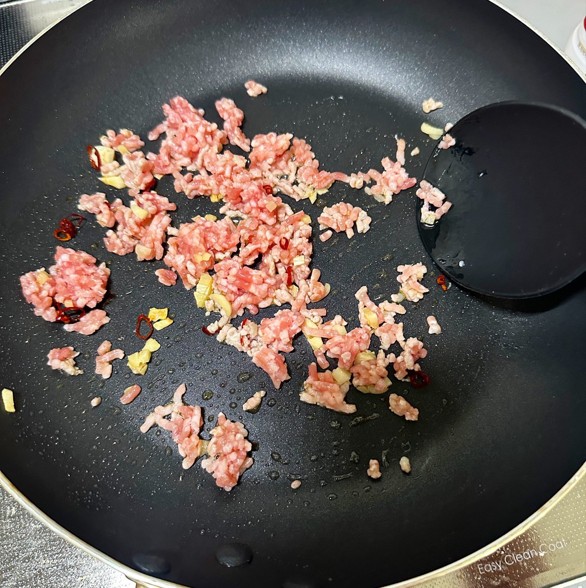 syunkon0507's tweet photo. ①ゴマ油小1でにんにく微塵切り1片、鷹の爪少々、豚ひき肉70gを炒める。豆板醤小1/2を加えさらに炒め、みりん、醤油、オイスターソース各小1/2を絡めニラ1/4束を加え軽く炒める

②中華麺1玉をゆで器に盛り①を乗せる

③ ①のフライパン(洗わず)に顆粒鶏ガラ、醤油各大1/2、水300mlを沸かして②に注ぐ https://t.co/WepLBooexj