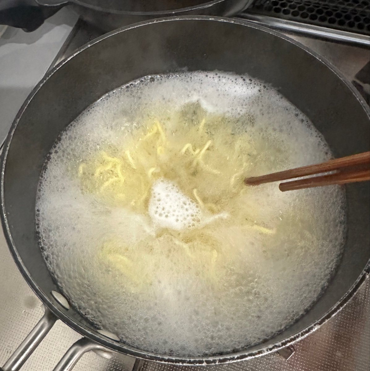 syunkon0507's tweet photo. ①ゴマ油小1でにんにく微塵切り1片、鷹の爪少々、豚ひき肉70gを炒める。豆板醤小1/2を加えさらに炒め、みりん、醤油、オイスターソース各小1/2を絡めニラ1/4束を加え軽く炒める

②中華麺1玉をゆで器に盛り①を乗せる

③ ①のフライパン(洗わず)に顆粒鶏ガラ、醤油各大1/2、水300mlを沸かして②に注ぐ https://t.co/WepLBooexj