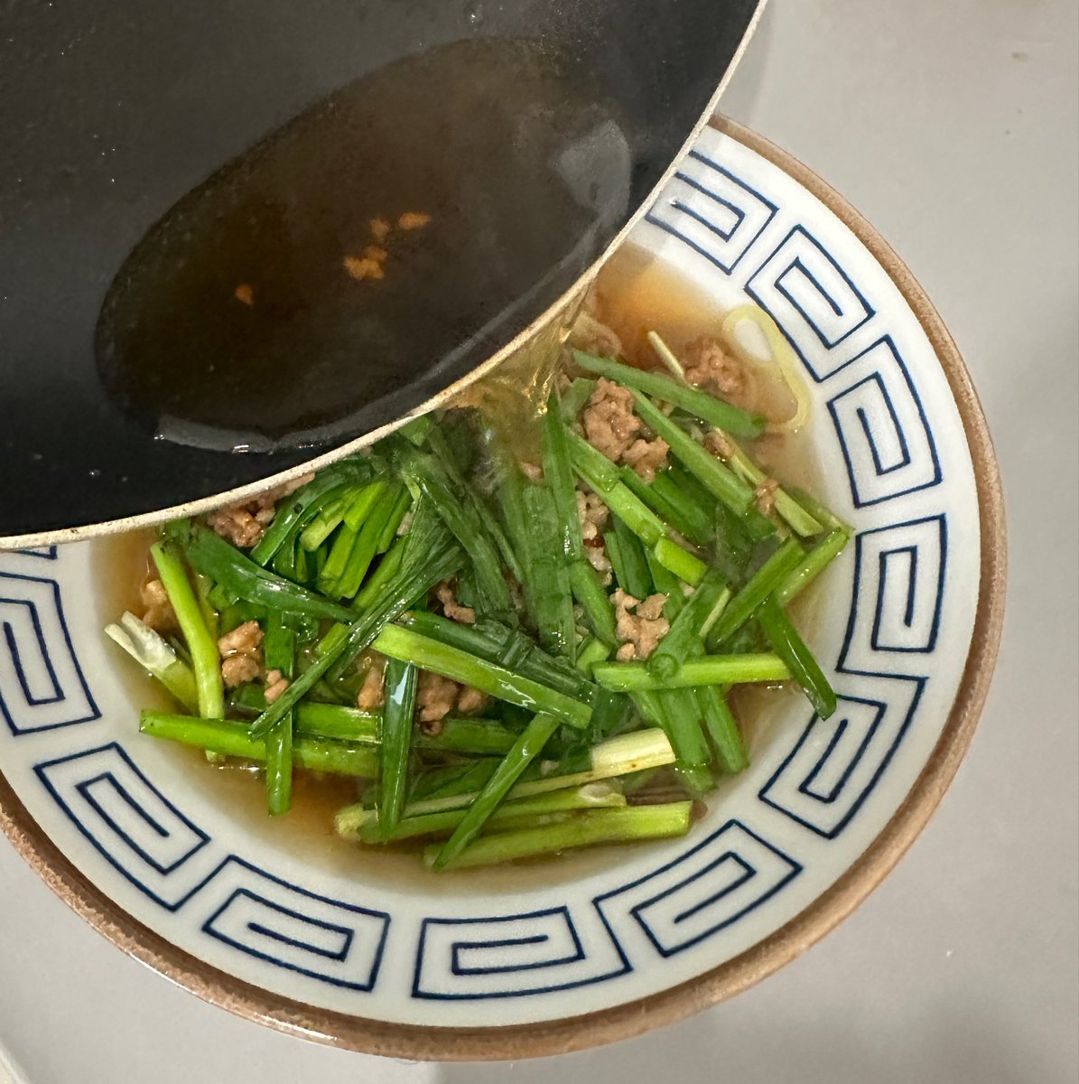 syunkon0507's tweet photo. ①ゴマ油小1でにんにく微塵切り1片、鷹の爪少々、豚ひき肉70gを炒める。豆板醤小1/2を加えさらに炒め、みりん、醤油、オイスターソース各小1/2を絡めニラ1/4束を加え軽く炒める

②中華麺1玉をゆで器に盛り①を乗せる

③ ①のフライパン(洗わず)に顆粒鶏ガラ、醤油各大1/2、水300mlを沸かして②に注ぐ https://t.co/WepLBooexj