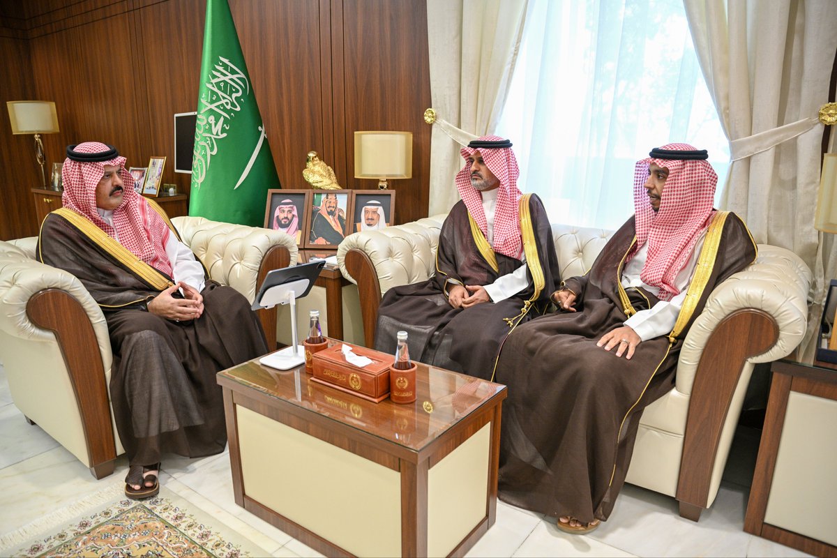 emara_hail's tweet photo. سمو #أمير_منطقة_حائل يستقبل الرئيس التنفيذي لتجمع حائل الصحي م.حاتم الرشدان، بمناسبة تحقيق مستشفى حائل العام المركز الثالث في جائزة "أداء الصحة" في دورتها الثامنة، مسار التميز في كفاءة الخدمات، بحضور مدير عام فرع وزارة الصحة بالمنطقة أ.سلطان المسيعيد. https://t.co/JwdNRBVlZo