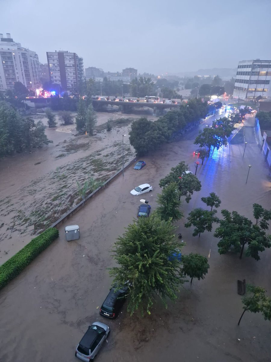 ismaaelcamposs's tweet photo. @salvadorilla Quan Granollers estava així, encara no havia sonat cap alerta. Per molt impredecible que fos la situació, si una ciutat està així en plena hora punta de la gent anant a la feina i els nens a l'escola. No pot ser que, potser eh, haguèssiu pogut evitar possar en risc, vides? https://t.co/4nYwBw7v3W