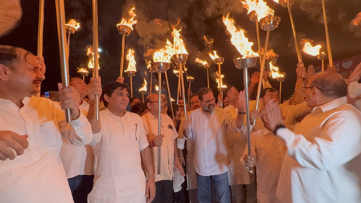 DevinderSingh__'s tweet photo. जगाधरी शहर में Vote Chori के खिलाफ विशाल मशाल यात्रा 🕯️
जगाधरी शहर के अंदर निकली इस Massive Mashaal Yatra में पूर्व सांसद बृजेंद्र सिंह जी एवं पूर्व मंत्री वीरेंद्र सिंह जी प्रमुख रूप से शामिल रहे।
Save Democracy • Protect Voter Rights • Stop Vote Chori
लोकतंत्र और मतदाताओं के अधिकारों की रक्षा के लिए कांग्रेस कार्यकर्ताओं ने अपनी आवाज बुलंद की।
देवेंद्र सिंह
अध्यक्ष, जिला कांग्रेस कमेटी शहरी, यमुनानगर

@RahulGandhi @kcvenugopalmp @kharge @SanjaySDutt @priyankagandhi