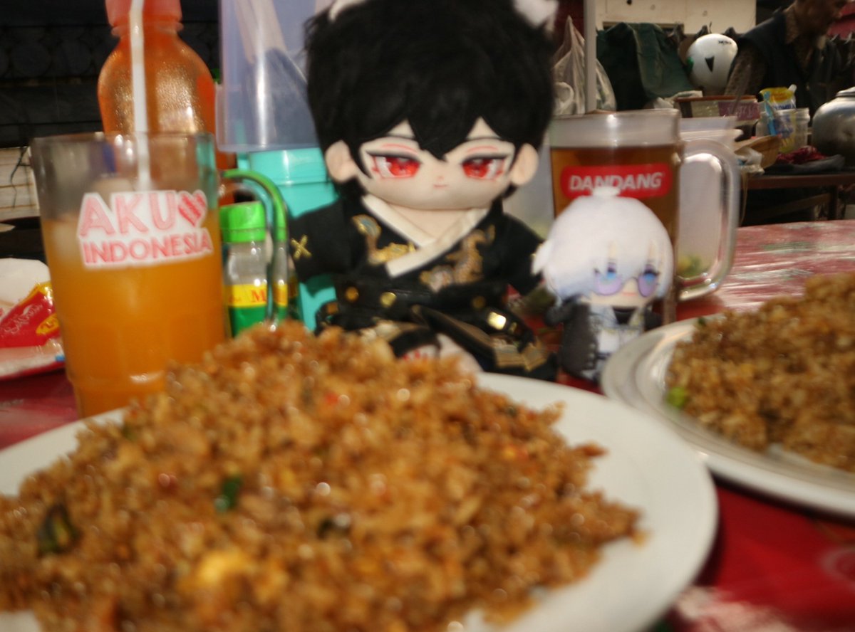 plasmaapple's tweet photo. Throwback to me and my friends oshikatsu/nuikatsu at a nasi goreng street vendor ! 
#ayn #kaelix https://t.co/viwbfkpSLH