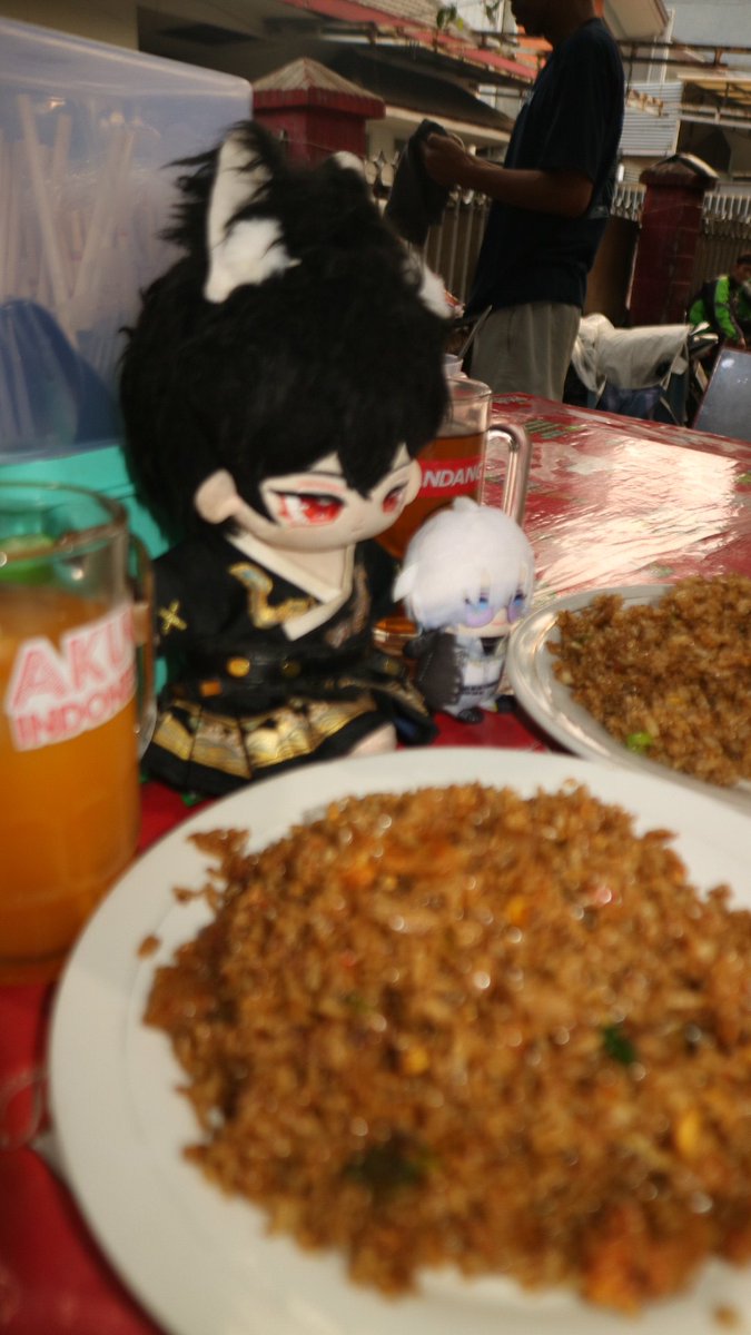 plasmaapple's tweet photo. Throwback to me and my friends oshikatsu/nuikatsu at a nasi goreng street vendor ! 
#ayn #kaelix https://t.co/viwbfkpSLH