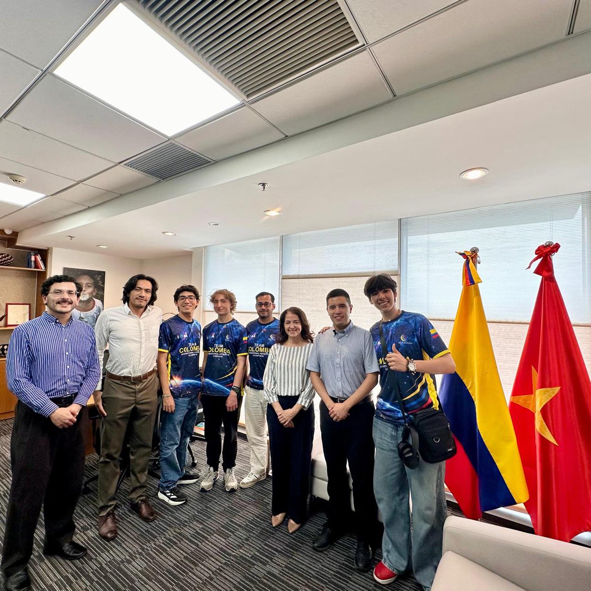 EmbColVietnam's tweet photo. El talento de los jóvenes colombianos vuelve a destacarse en Vietnam 🇨🇴✨🇻🇳

Recibimos al equipo Colombia que participó en las olimpiadas de astronomía en Hanoi. 

Jóvenes brillantes y con un futuro prometedor.
#IOAA2026 #IOAA
#OlimpiadasAstronomia https://t.co/rnZ2d1xpNN