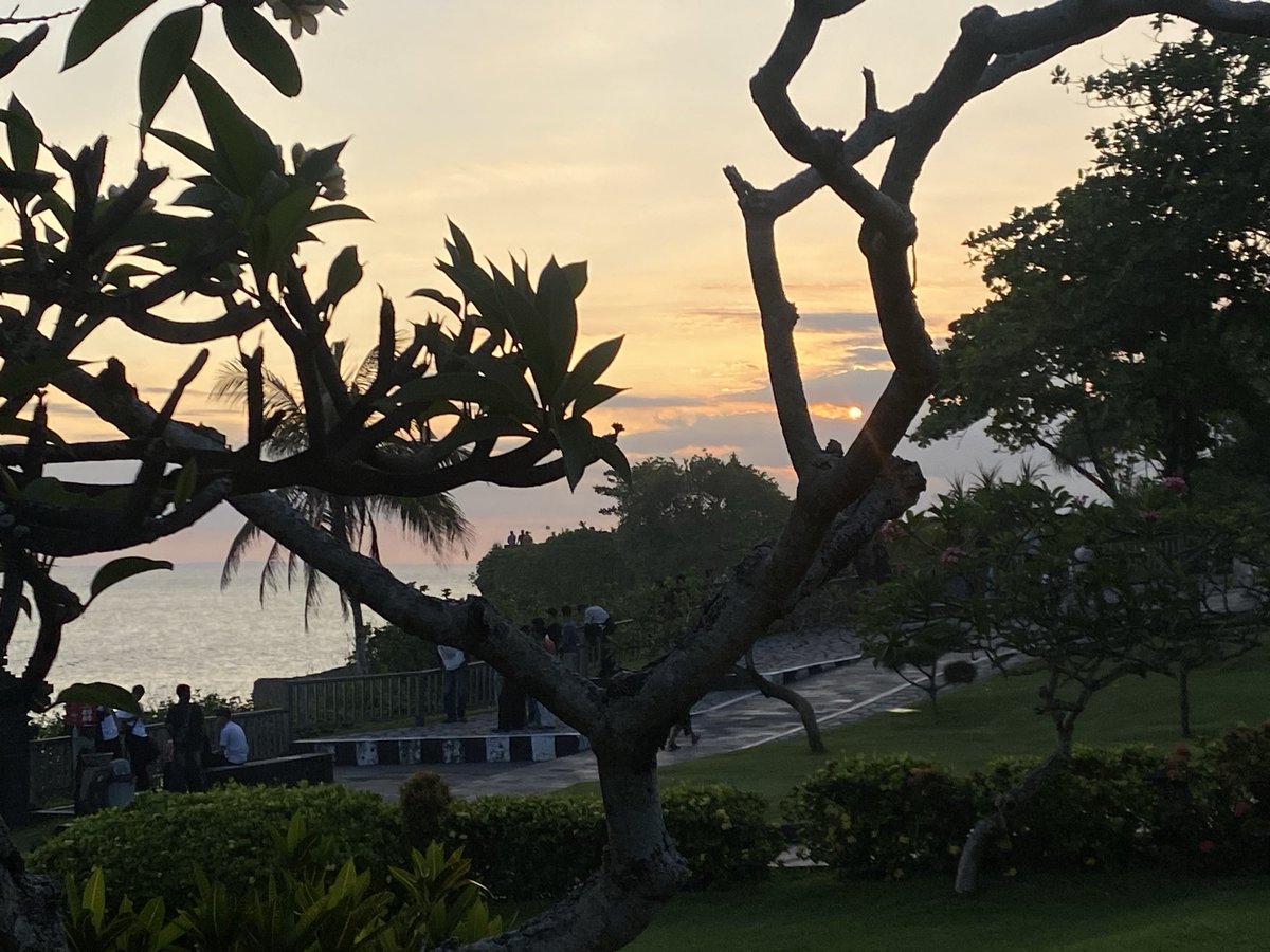 riyushi_22's tweet photo. Kangen Sunsetnya  jugaa 😖 https://t.co/2z2Md4Xguy
