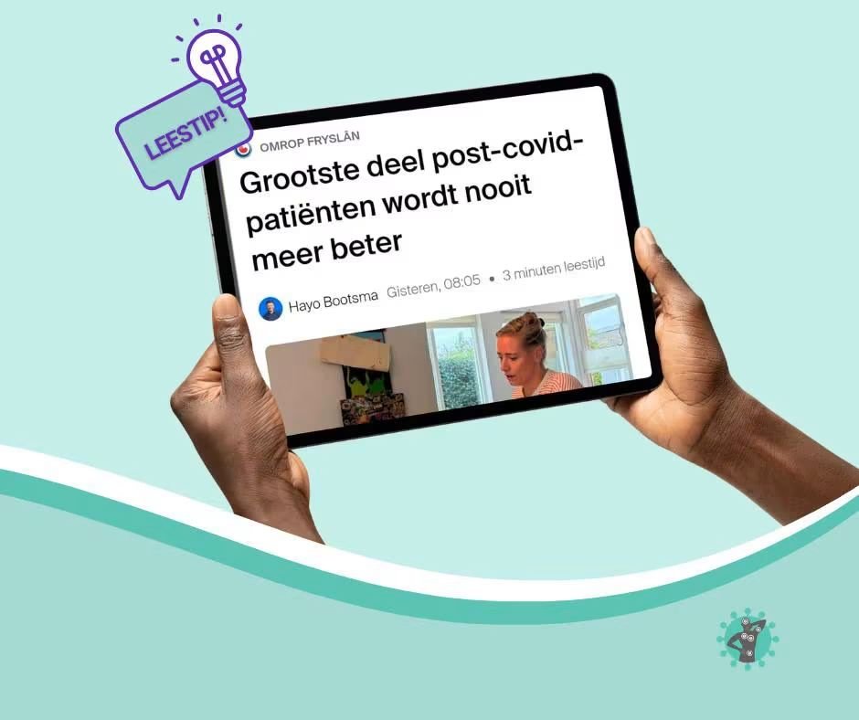 LongCovidNL's tweet photo. Onderzoek FrisiusMC en UMCG: bijna negen op de tien mensen met long covid herstelt niet volledig 

Onderzoekers uit het Noorden van het land hebben onlangs een onderzoek gedaan naar long covid waarbij 1200 mensen werden gevolgd gedurende drie jaar. Uit deze studie blijkt dat het overgrote deel van de patiënten niet volledig herstelt. Slechts 12% van de deelnemers bleek na drie jaar (grotendeels) hersteld en twee derde van de deelnemers kan nog steeds helemaal niet werken of maakt minder uren. 

Deze resultaten laten zien wat patiënten al jaren ervaren: er is over het algemeen niet zoveel herstel. Sommige patiënten verbeteren, anderen verslechteren, of er is stilstand. Tegelijkertijd zijn er wat belangrijke kanttekeningen bij dit onderzoek. Zo vulde slechts de helft van de deelnemers de vragenlijsten in. 

Op 10 november van 14u-17u worden de resultaten gepresenteerd tijdens een symposium in Leeuwarden. Ook is het mogelijk online deel te nemen. Long Covid Nederland zal hierbij (online) aanwezig zijn. De link om online deel te nemen vind je onderaan deze post. 

Lees meer over het onderzoek: 
https://t.co/xjmHkpUete

https://t.co/HYRxlpa1gk

De link om het symposium te volgen: https://t.co/c0fIX69AV9

#longcovid #onderzoek #symposium