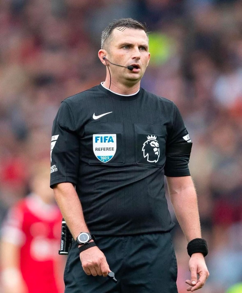 topskillsportuk's tweet photo. 🚨🇦🇪 Michael Oliver’s 2023 trip to the UAE Pro League is back in the spotlight.

Oliver took charge of Sharjah against Al Ain in Abu Dhabi in September 2023. 

Darren England, Dan Cook and Stuart Burt were on the same English team of officials. 

PGMOL and the Premier League approved the one-off.

A claim now circulating says Oliver was paid £20,000 for that single match.

That fee has not been publicly confirmed.

— Sharjah 2-3 Al Ain
— Oliver on the whistle
— England, Cook and Burt alongside him
— Trip approved, fee still alleged

Former PGMOL chief Keith Hackett has defended Oliver’s integrity and said the governing body would have signed the trip off at the time.