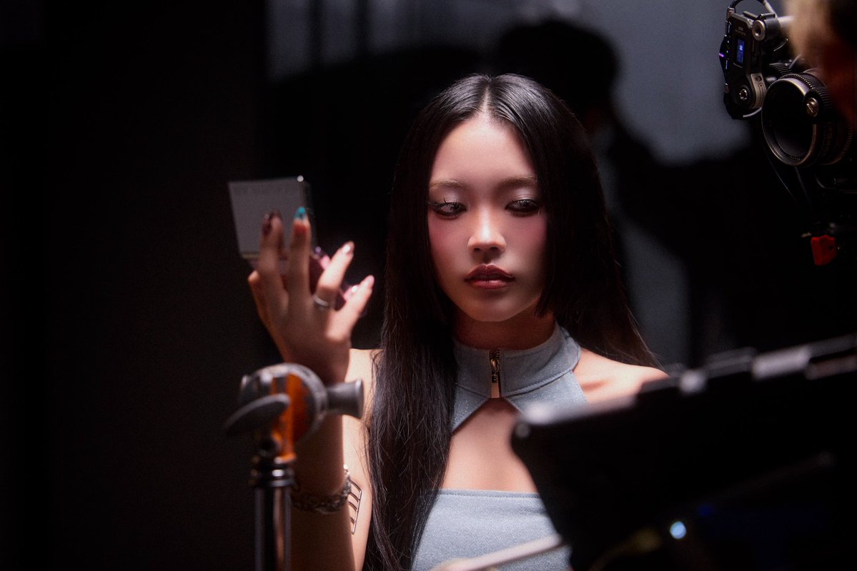 MINDYOFFICIALTH's tweet photo. เห็นมองมาตั้งนานแต่ไม่กล้าสบตา 👀 

🎧 Music &amp; MV OUT NOW
YouTube: BDLMD &amp; All Streaming Platform

#MINDY_SHOOTYOURSHOT
#MINDY_TH
#BDLMD
#PersonaEntertainment https://t.co/yLfx14lES3