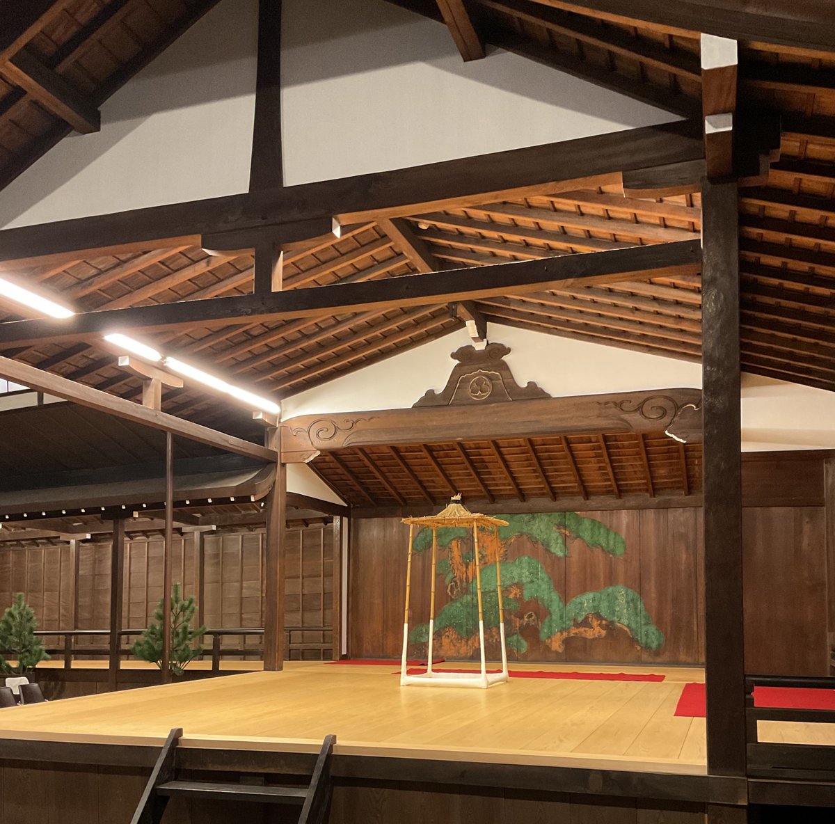 sugishin_no_kai's tweet photo. 本日は大江能楽堂にて「杉市太郎五十回忌追善　二代目杉市太郎襲名披露能」の下申合せでした

写真は『檜垣』の作り物です

父・市和の襲名という事もありお陰様でチケットも残り少なくなりましたが、まだ残席ございます。是非皆様で見届けて下さい！

#能楽 
#襲名披露能
#杉信の会 
#杉信太朗 https://t.co/OyUOmdDHkD