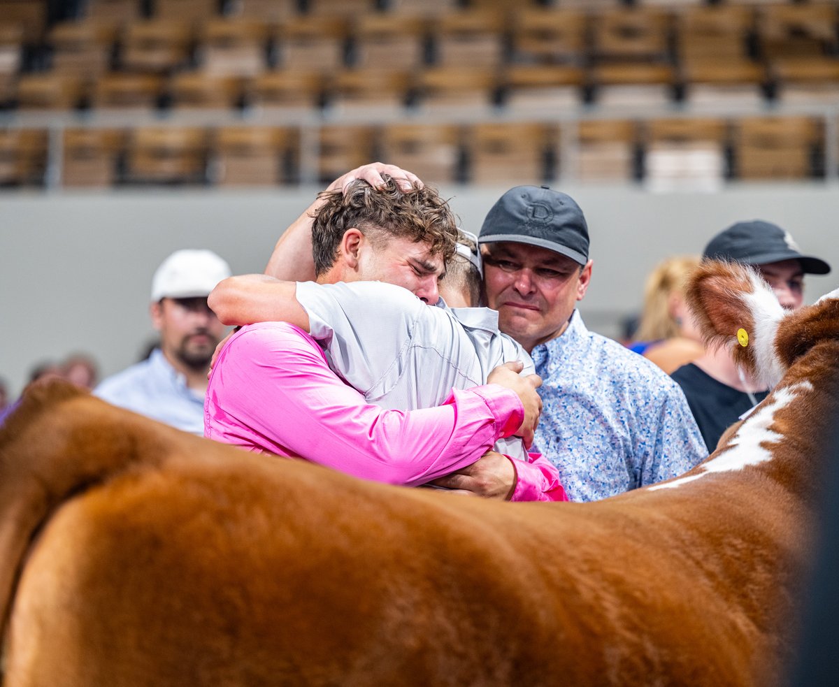 IndyStateFair's tweet photo. The Fair may only come around once a year, but the hard work of 4-H happens all year long. Happy National 4-H Week to Indiana’s 4-H members, families, volunteers and supporters! 💚🍀 https://t.co/AIavrMIISz
