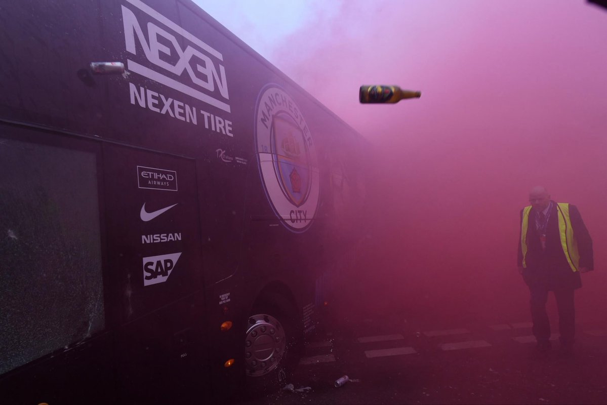 lfcmike__'s tweet photo. The single greatest image in the history of English league football https://t.co/lXZ0GXYmya