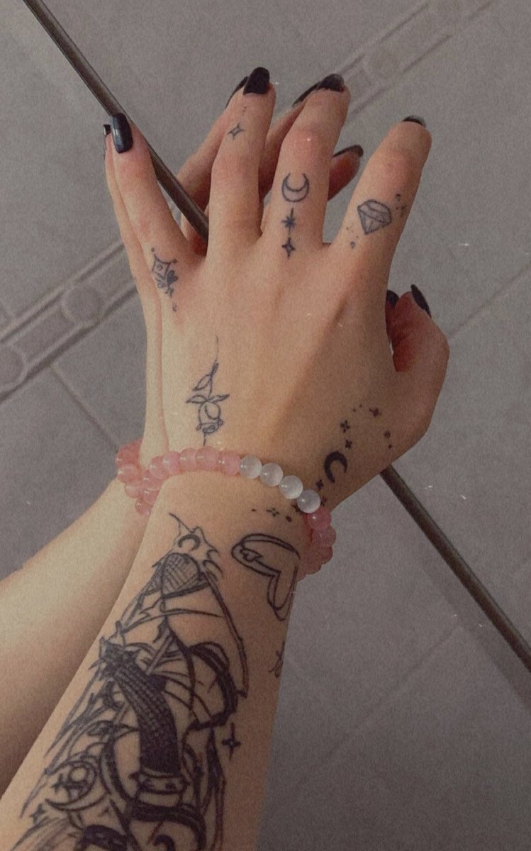 sapphickittyyyy's tweet photo. who wants me to leave some marks on their back?~😈 #wlw https://t.co/ZZFaJ0O4l6