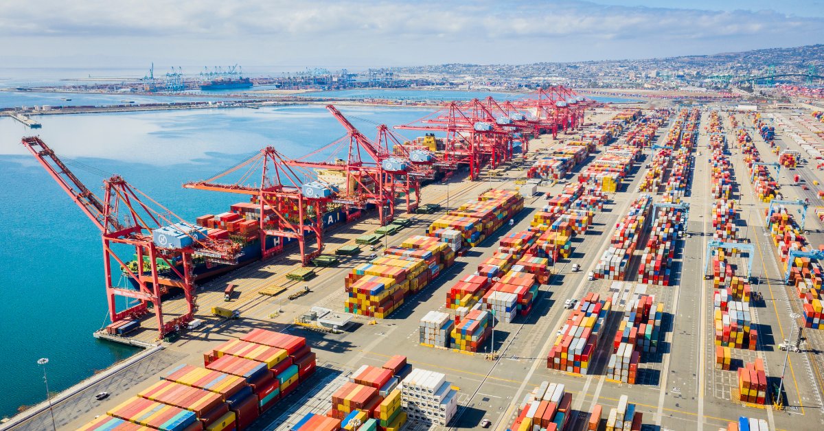 LeftLaneAssoc's tweet photo. August U.S. container imports hit 2.6 million TEU – the third-highest month on record – yet trucking companies serving major U.S. ports struggled to convert that volume into dry van demand. 

Learn more: https://t.co/P8Yiwtzh3I 

#Containers #Ports #Rail #SupplyChain #Trucking https://t.co/PGxUjdzfFu