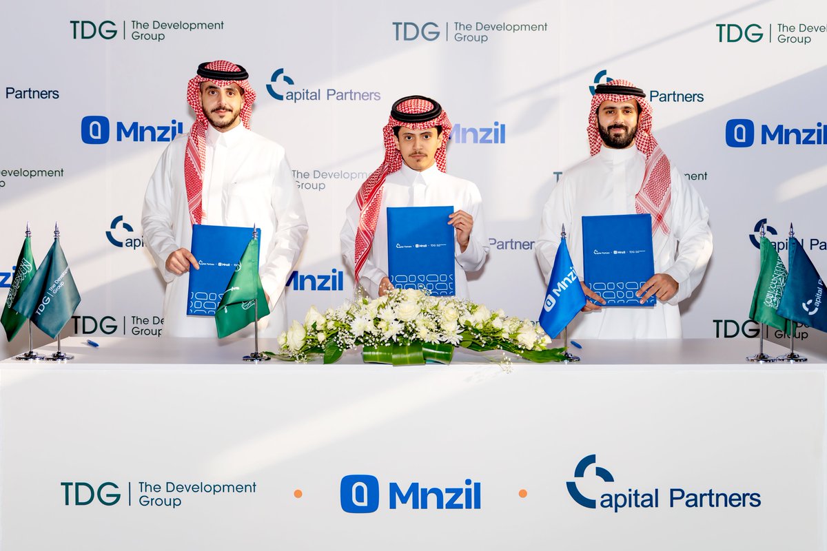 UseMnzil's tweet photo. نحو مستقبل أفضل لسكن العاملين في المملكة 🇸🇦

أعلنت منزل، بالشراكة مع مجموعة @TDGKSA وكابيتال بارتنرز، عن إطلاق صندوق عقاري بحجم استثمار مستهدف يبلغ مليار ريال لتطوير مجمعات سكنية مخصصة للعاملين في المملكة.

وستشمل هذه المجمعات الرياض وجدة والدمام والخبر ومكة المكرمة والمدينة المنورة، بطاقة استيعابية تصل إلى 50 ألف سرير.

خطوة نرسم فيها شكل جديد لسكن العاملين في المملكة:

الفكرة تتجاوز توفير سكن للعاملين، وتركز على رفع مستوى التجربة كاملة، من جودة السكن والمرافق والمساحات الخضراء، إلى مواقع أقرب للعمل وخدمات تهتم بتفاصيل حياتهم اليومية.

والشراكة تجمع خبرة كابيتال بارتنرز في الاستثمار، وتي دي جي في التطوير، ومنزل في التقنية والتشغيل، لبناء نموذج جديد ومستدام لسكن العاملين في المملكة.

هدفنا واضح: نمو المملكة يقوم على جهود كثير من العاملين، واهتمامنا بسكنهم وجودة حياتهم جزء من هذا النمو. 💙

تبدأ أعمال التطوير في الربع الرابع من 2026.