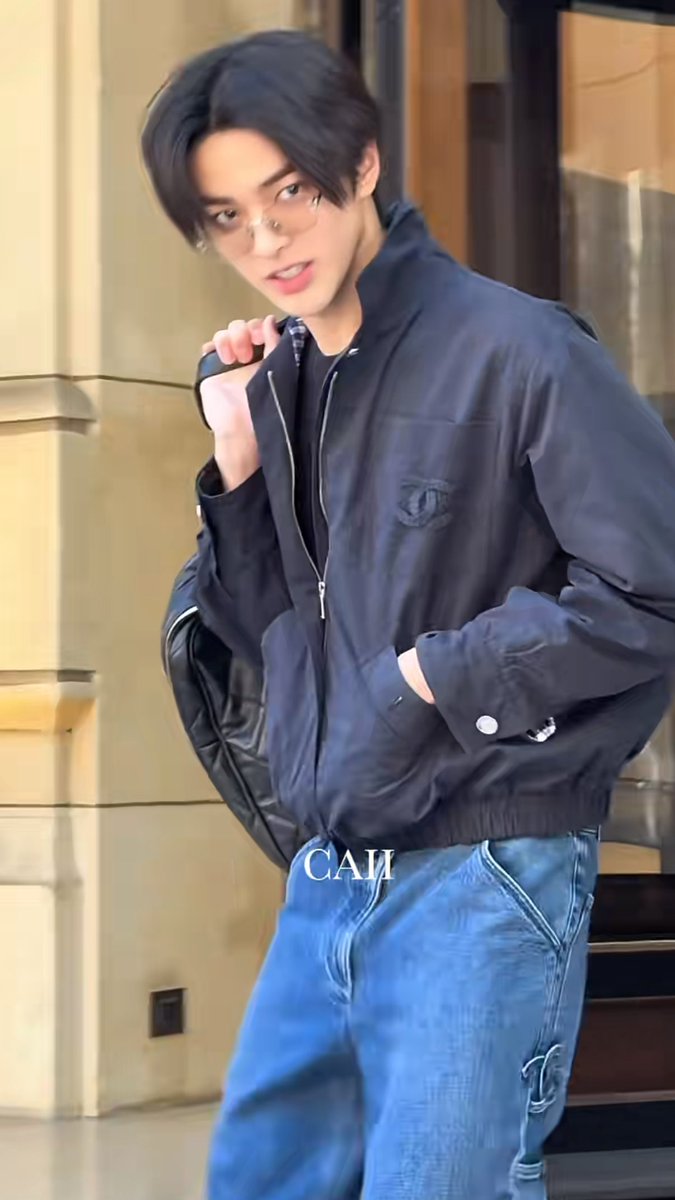 keontaku's tweet photo. 안경 내려쓴거 너무 멋져서 눈물 나올거같음...

#KEONHOxCHANELSS27 #CHANELSpringSummer  
#KEONHO #건호 @CHANEL https://t.co/sm3mjJ03lA