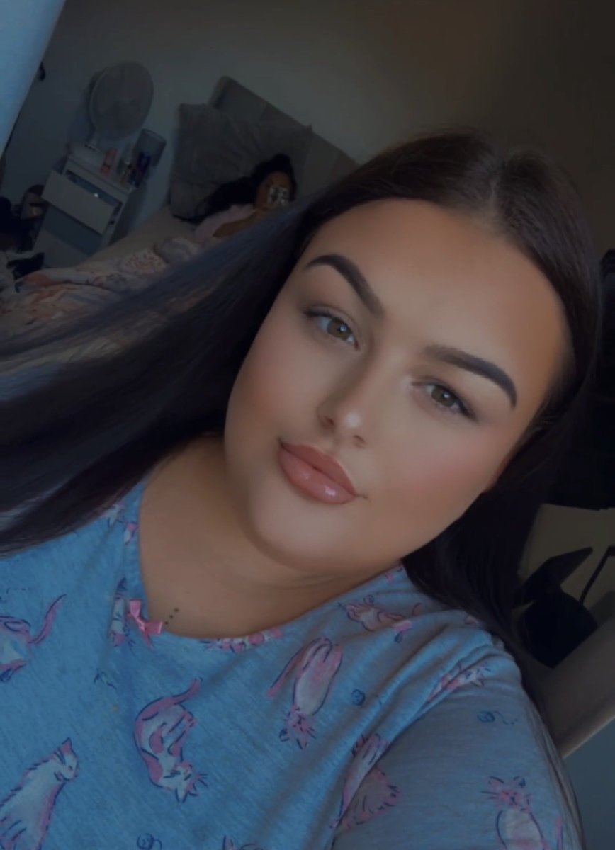 BBWellx's tweet photo. Would you swipe left or right https://t.co/UYYQWVn6ZD