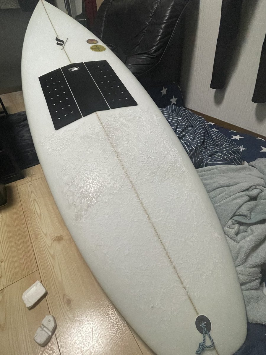 ayxxzx's tweet photo. デッキパットが剥がれたので、Wax範囲を延長し、明日の台風27号スウェルに臨みます https://t.co/9OXGEogyLA