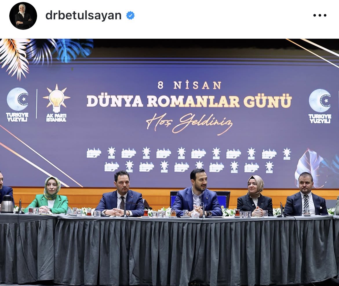 yildarado's tweet photo. Bugünkü yazı: Altı ay önceki Dünya Romanlar Günü’nden Instagram’da unutulmuş fotoğrafların anlattıkları…

https://t.co/AoSDb20zxV

Fon skandalının patlak vermesinden sadece altı ay öncesine gidelim.

8 Nisan Dünya Romanlar Günü’ne.

Gün vesilesiyle AK Parti İstanbul İl Başkanlığı’nda Roman toplumundan temsilcilerin katıldığı bir program yapıldı.

Programa İl Başkanı Abdullah Özdemir ile birlikte programı organize eden AK Parti Sosyal Politikalardan sorumlu genel başkan yardımcısı Fatma Betül Sayan Kaya da katıldı.

￼Fatma Betül Sayan Kaya, hala herkese açık olan Instagram hesabında o günle ilgili bir video ve fotoğraflar paylaştı.

Fotoğraflara biraz daha dikkatli bakalım.

Kaya’nın bütün program boyunca hemen yanında oturan kişiyi tanıdınız mı?

Evet.

6 ay sonra Tera soruşturmasında ikinci kez gözaltına alındığında elleri kelepçeli fotoğrafları servis edilen Tera Portföy Yönetim Kurulu Başkanı Erdin Özel’den başkası değil.

Peki neden Türkiye’nin en büyük portföy şirketi olan Tera Portföy Yönetim Kurulu başkanı AK Parti Genel Başkan Yardımcısı’nın AK Parti İstanbul il başkanlığındaki Roman Günü programında hemen yanı başında oturuyordu?

Hangi titrle?

Neden bu kadar iş ve zenginlik içinde hala AK Parti’de ikincil diyebileceğimiz bir görev yapıyordu? 

Bir genel başkan yardımcısının yanında dolaşıyordu?

Peki, ne olmuştu da 6 ay önce AK Parti protokolünde oturan biri, elleri kelepçeli olarak tutuklanmıştı?

Niye o kelepçelenip tutuklandı da, altı ay öncesine kadar yardımcısı gibi yanında dolaştığı Fatma Betül Sayan Kaya’ya şu ana kadar savcılar tek bir soru bile soramadı?

Erdin Özel’in tuhaf hikayesinin en başı için 2004 yılında Esenboğa Havalimanı’na uçalım.