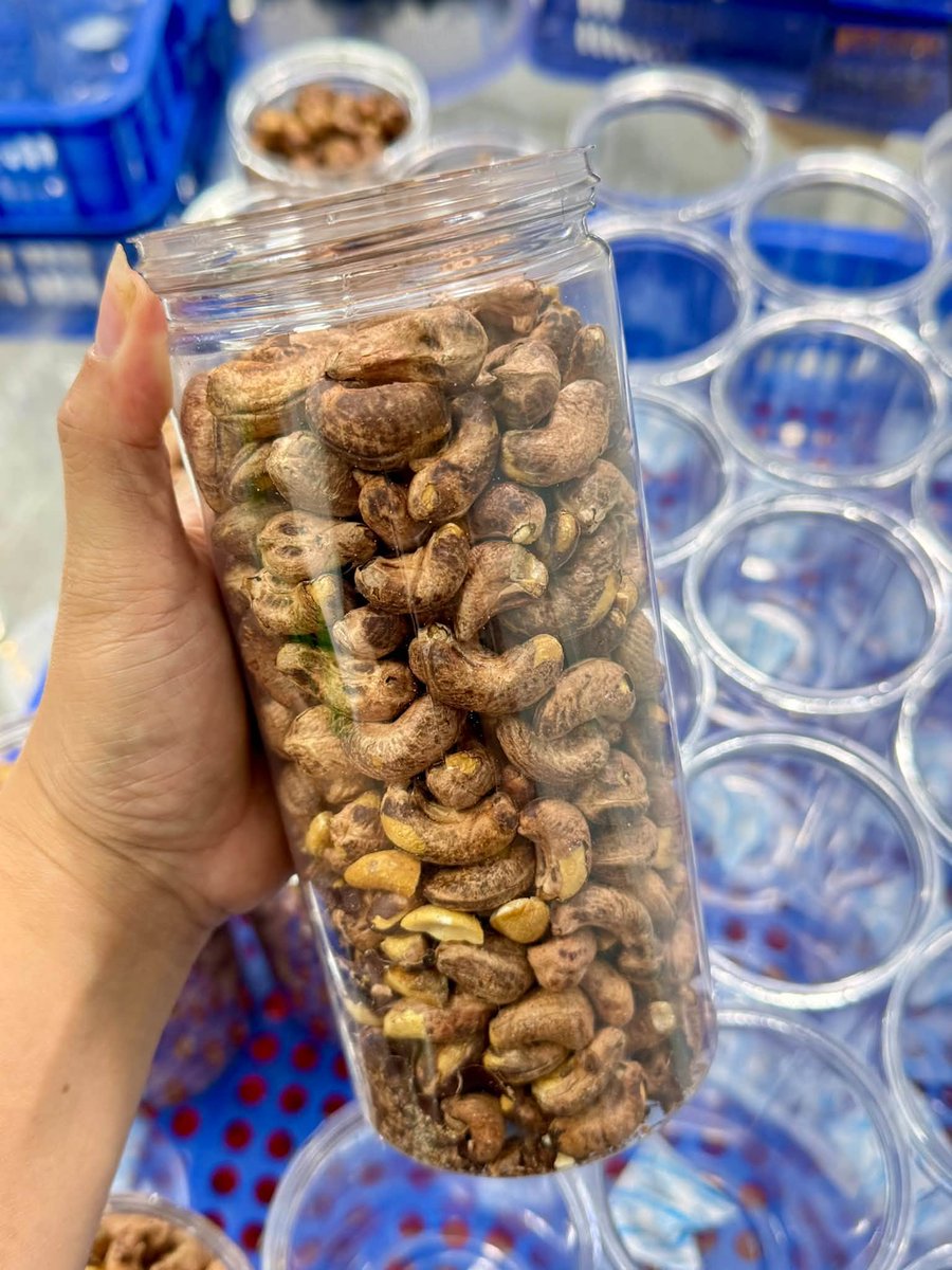 lethilannalee's tweet photo. Hôm nay kho em có tầm 20kg điều muối
Hạt điều rang muối giòn thơm béo bùi , ăn một lần là mê
#dieurangmuoi
#lethilan
https://t.co/QBdXuqOeAX https://t.co/m0ZZu4lwDS