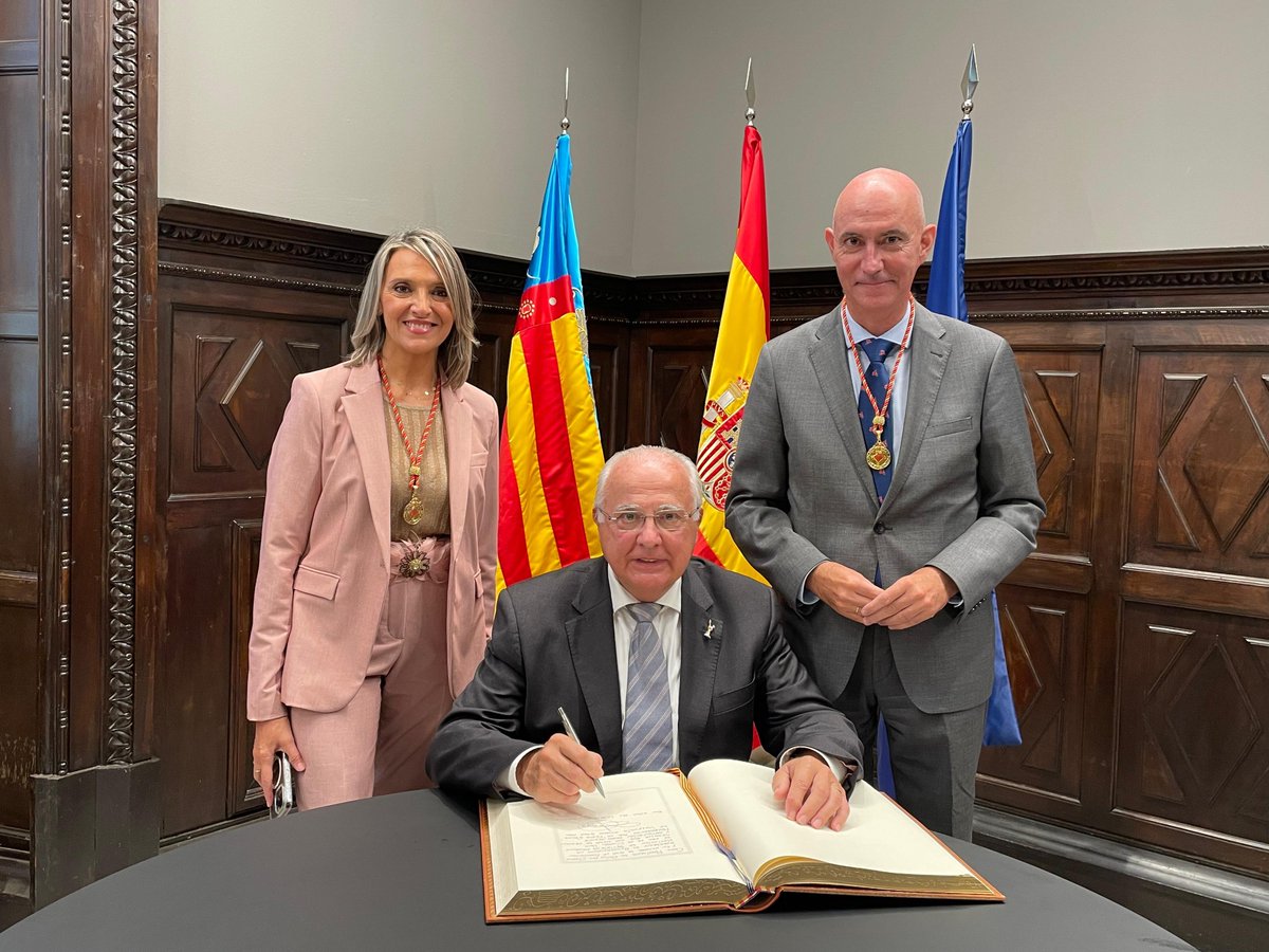JosGOSALBEZ1's tweet photo. 🟢 | Valencia, honra a quienes la honran.

A quienes mantienen vivas nuestras tradiciones.

A quienes llevan Valencia por bandera.

Y este año, un reconocimiento al #Corpus y otro excepcional: CEUTA. 🇪🇸

Honor a quien lo merece. https://t.co/COhZXtWcbH