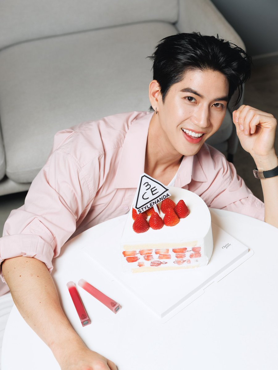 seatawinanfc's tweet photo. เติมหวานกันครับ 🍰 ❤️✨
ผมใช้สี cool affair กับ deep passion นะครับ
@3cethailand_official

#seatаwinan
#VELVETSTRAWBERRY
#VELVETLIPTINTPLUSH
#3CETH https://t.co/3GQOMifmvJ