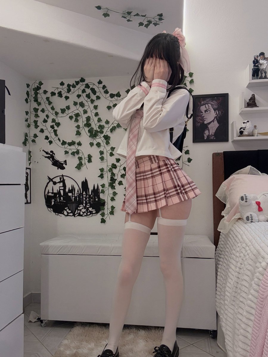 angela69vz7's tweet photo. 这样穿屁屁露出来一半 一屁股坐下去你的小鸡鸡受得了吗 #bbw #小萝莉 #肥臀 https://t.co/nvSw4eo1Yu