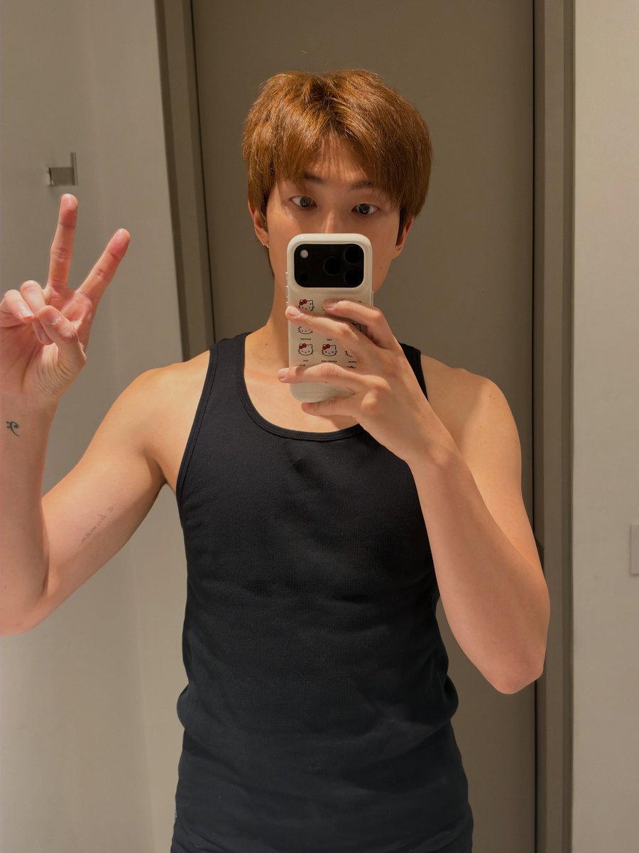 DeanEverAfter's tweet photo. Wow, thighs, wow, arms, wow, chest, just.... wow, Namjoon 😍😂💪🏻 https://t.co/z3PeLfIjKp