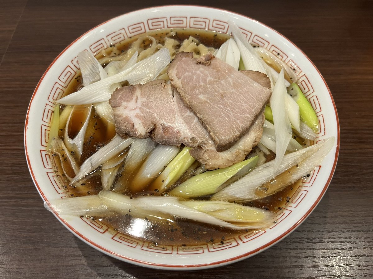 danmame's tweet photo. 下赤塚・麺や 河野
「BPNGR ブラックペッパーネギラーメン（中盛り）」
ということで王様中華インスパイアを久しぶりに。
いつもより胡椒が効いてて刺激的！
コクのあるしょっぱからいスープと甘目な手揉み麺のバランスが素晴らしい。
ネギもたっぷりでうれしい。 https://t.co/GfVWUMFulI