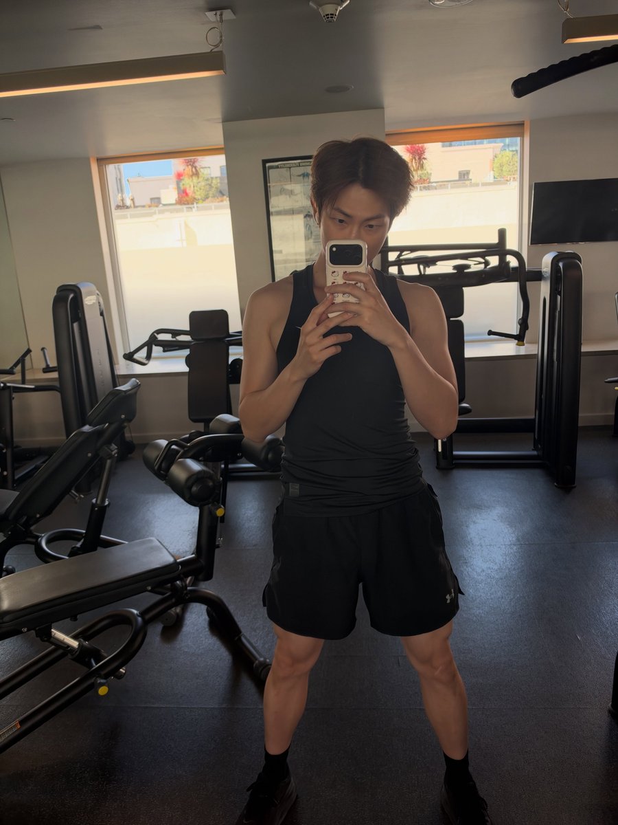 DeanEverAfter's tweet photo. Wow, thighs, wow, arms, wow, chest, just.... wow, Namjoon 😍😂💪🏻 https://t.co/z3PeLfIjKp