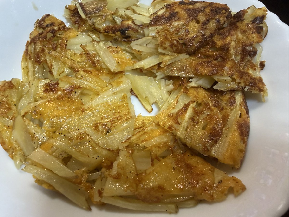 pinlkiai's tweet photo. 1日1食めし。海老フライ、じゃがいものガレット、無限ピーマン、そしてもらったばかりのチャーシュー。〆は白ごはんと味噌汁。テレビから明治安田生命のCMが流れる。小田和正の歌がじわりと沁みて良い。 https://t.co/0nsUsHIDpS