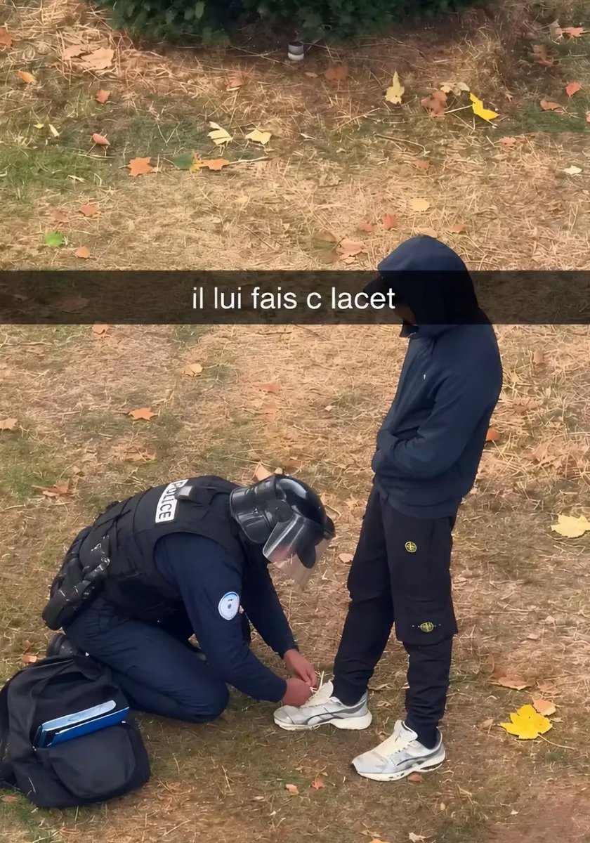 ZoranStroMusta's tweet photo. Après les devoirs il lui fait les lacets mdrrrr c son fils ou quoi https://t.co/ZgOxpEhxVH
