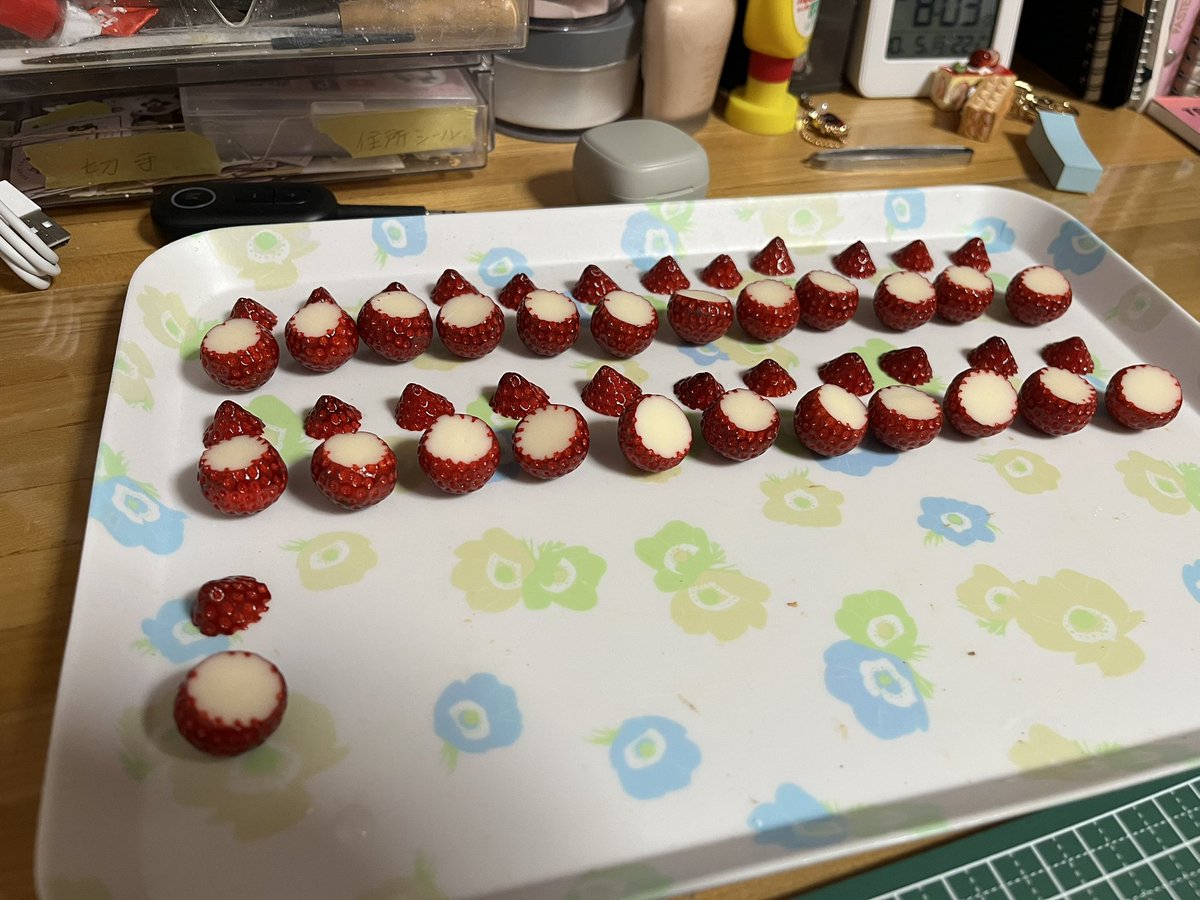 kiuiringo's tweet photo. いちごサンタさん作業
年明けに作ったいちごだから硬いのなんの(´；ω；｀) https://t.co/l6iK4RzLZO