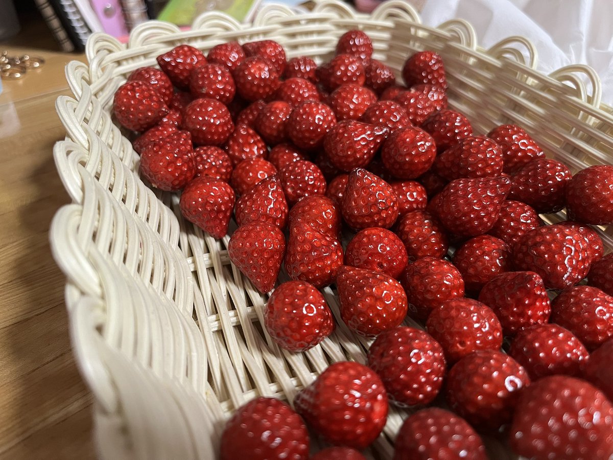 kiuiringo's tweet photo. いちごサンタさん作業
年明けに作ったいちごだから硬いのなんの(´；ω；｀) https://t.co/l6iK4RzLZO