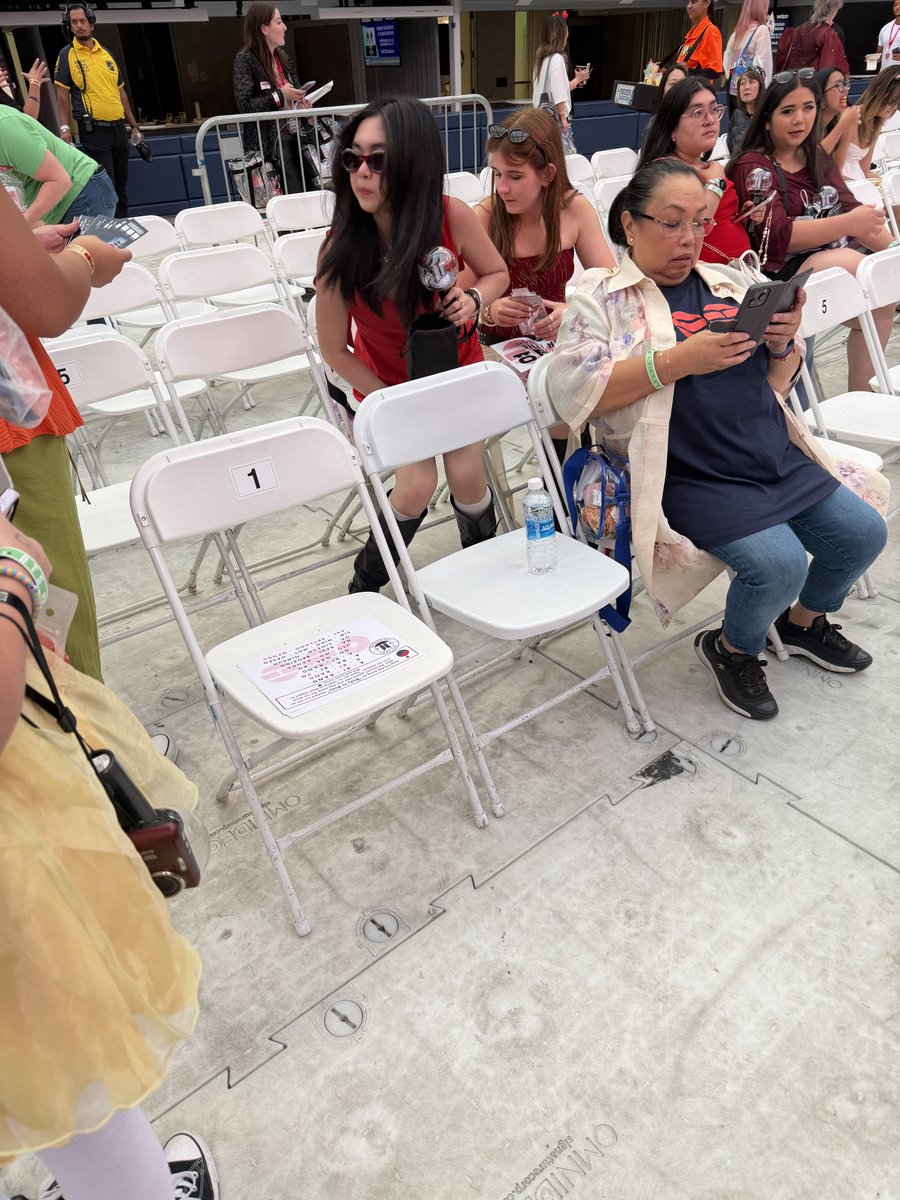 ARJinMY's tweet photo. ถ้าจะเอาเวทีรอง ต้องได้แบบนี้ค่ะ ถึงจะคุ้ม

เห็นด้วยเลยนะคะ ถ้าใครอยากดูเพอฟอร์ม แบบเต็มๆ โดยภาพรวม เลือกโซนกลางเลยค่ะ
เพราะสเตจรอง ก้คือเห็นแค่ตอน มบ เดินมาจริงๆ
เวลาพฟ ตรงกลาง ก้คือหมดสิทธิ์ เห็นแบบรำไรๆ เสาบังมั่งไรมั่ง

แต่ด้วยความที่เรา มีโอกาสไปดูหลายรอบ หลายมุมหลายโซน

เลยอยากมี โอกาสได้เห็นเค้าแบบ ตาเนื้อแบบชัดๆตาแตก แม้จะช่วงสั้นๆก้ตาม เลยขอมุมนี้ดู

และโชคดี ที่สเตจเมกา คือใกล้แบบมาก ชิดติดขอบเวที ยิ่งกว่า vip บ้านเราอีก กราบบบบ