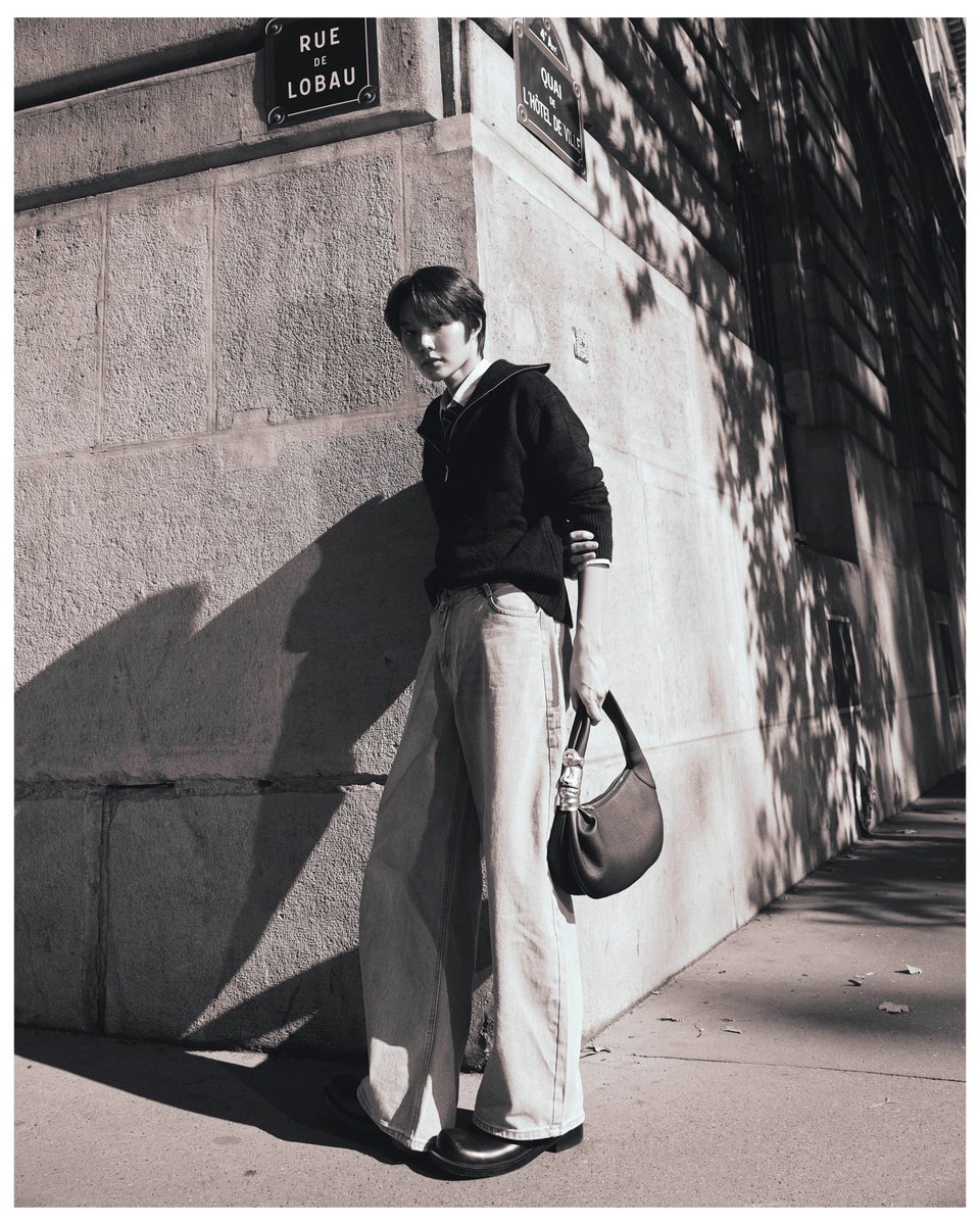 nampingnapat's tweet photo. Casual day🗝️

@Schiaparelli #Schiaparelli #PFW #nampingster #KengNamping https://t.co/NQmoB6FXOj