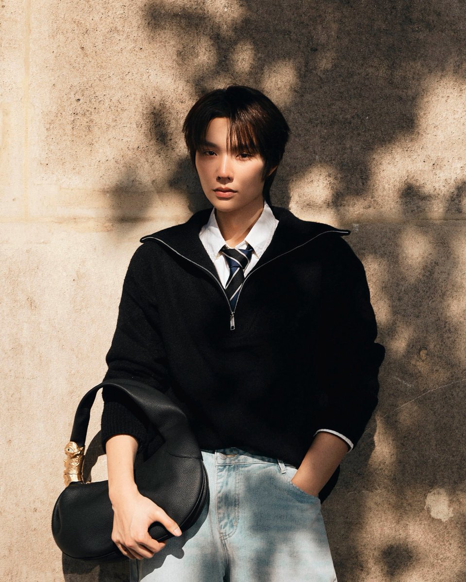 nampingnapat's tweet photo. Casual day🗝️

@Schiaparelli #Schiaparelli #PFW #nampingster #KengNamping https://t.co/NQmoB6FXOj