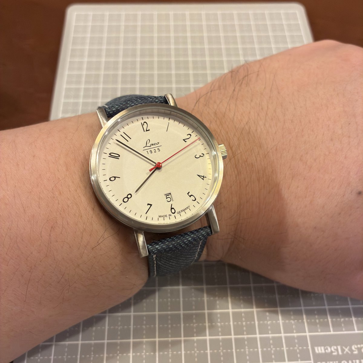 nakad3070's tweet photo. 帰宅したら #ORIGINE さんでネット注文したベルトが届いてました！😍
早速、Lacoドレスデンに。想像以上に良く、とてもカッコ良いです！！
20mmなのでM3にも付けれるできるしニヤニヤがとまらない😁
来月はオーダー会で注文したやつも受け取るしとても楽しみです。 https://t.co/CaJecsgxu4