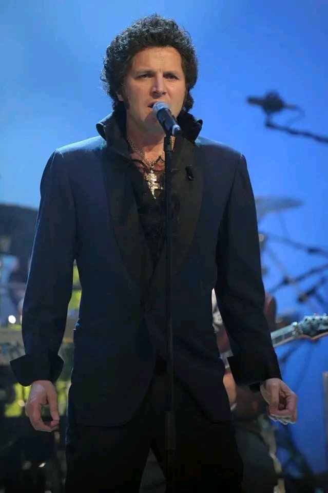 Giusi2023's tweet photo. Max versione Tom jones #taleequaleshow https://t.co/2MOiBi42Kg