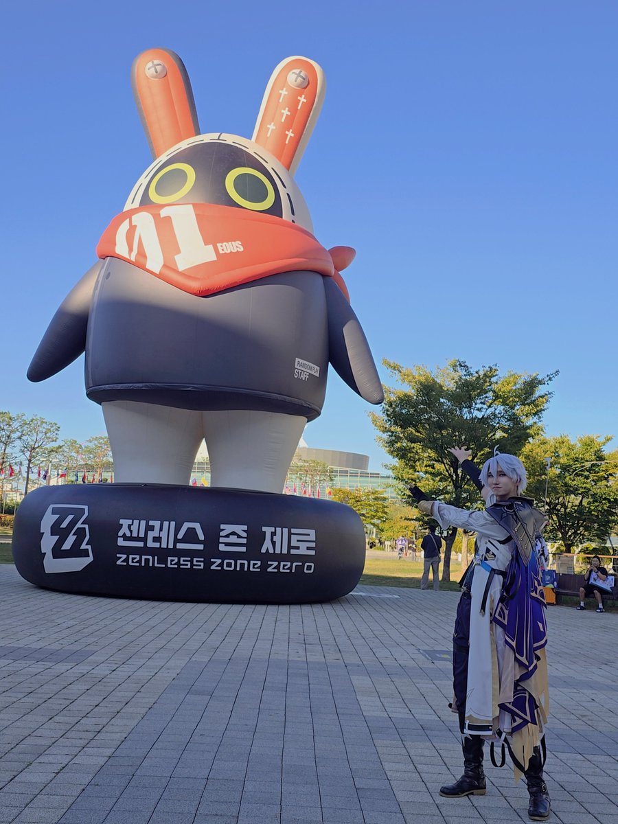 seolin_lin's tweet photo. #호요랜드 #호요랜드2026 #HoYoLAND2026 #호요랜드후기 #호요랜드_후기 #호요랜드_후기 

금요일 파이논(키레네,카스,남척자)
 토요일 선데이(3로빈,남척자) 
일요일 등황(음월,남척자,완매,서머로빈)
월요일 타르탈리아로 호요랜드2026 다녀왔습니다!

무대보는데 정말 너무 재밌어고 부스랑 포토존 갈때마다 공식 코스어분들이 와 등황이다 와 타르탈리아다 해주셔서 너무나 좋았어요 ㅠㅠ

3일 동안 저랑 같이 팀코해주신 분들도 너무나 감사해요 ㅠㅠ 정말 같이 노는데 너무나 재밌었어요!

작년에 호랜에서 코스 딱 한번만 하고 다음 년도엔 반드시 4일 연속 코스한다 라고 목표를 가졌었는데 이렇게 이루게 되서 너무 기뻐요!

다음 년도 호랜때는 원신, 붕스, 젠존제 코스를 하나씩 하면서 4일 전체 코스하고 퍼레이드 참여까지 목표를 가져보겠습니다!

정말 꿈만 같은 4일 이였어요 호요버스 저한테 이런 꿈과 같은 4일을 주셔서 너무나 감사합니다!

그리고 제가 좋아하는 호요버스 캐릭터 코스프레를 해주신 모든 코스어분들 너무나 감사합니다! 
너무나 행복했어요🥹✨️

트친소로 한 번더 찾아뵙겠습니다! 감사합니다!